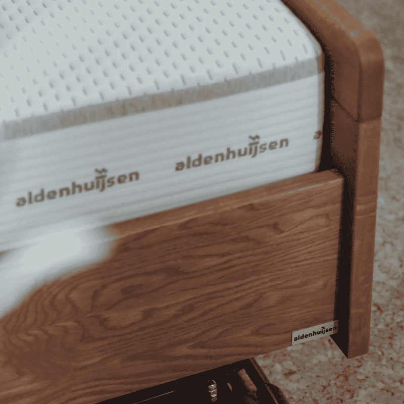 Solide houten ledikant detail foto