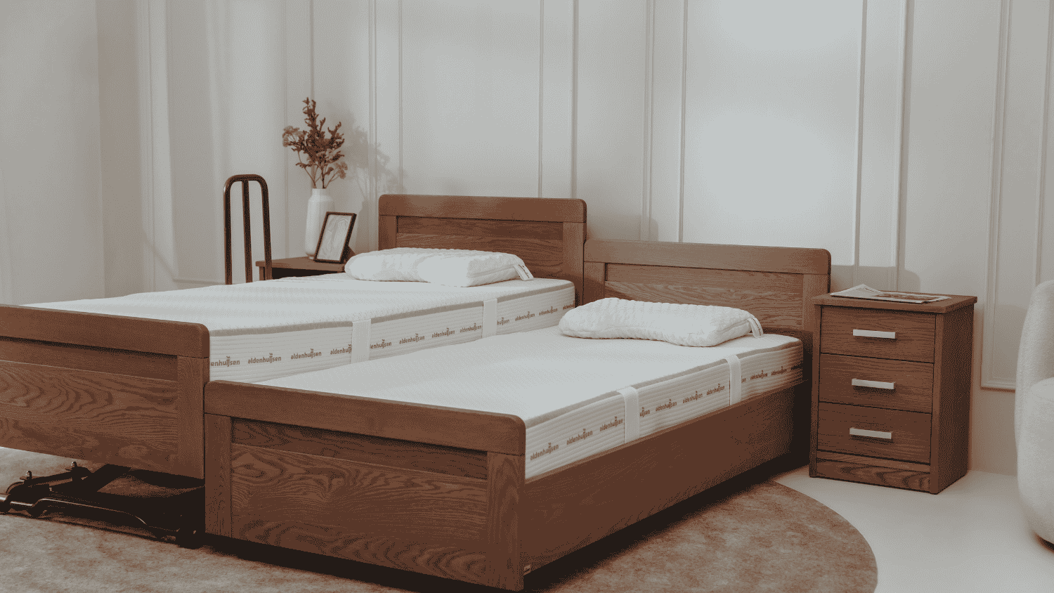 Solide houten ledikant sta op hulp banner