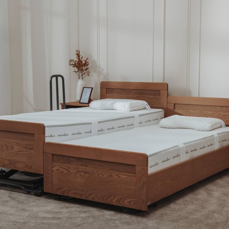 Solide houten ledikant sta op hulp